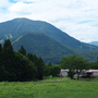 信州の緑と山々に囲まれた牧場